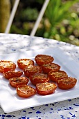 Geröstete Tomaten auf einem Teller