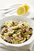 Macaroni with tuna, capers and green beans