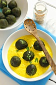 Spinach dumplings with curry dip