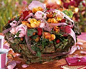 Korb mit Herbstgesteck aus Rosen, Besenheide und Efeu