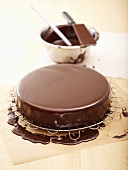 Coating a Sachertorte with chocolate icing