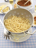 Gekochte Spaghetti im Sieb