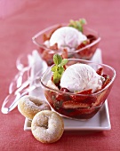 Eisdessert mit Erdbeeren