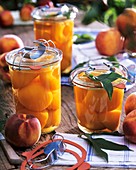 Eingelegte und frische Pfirsiche