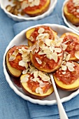 Baked peaches with flaked almonds