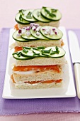 Sandwiches mit Räucherlachs, Ei ud Gurke