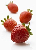 Vier Erdbeeren (Nahaufnahme)