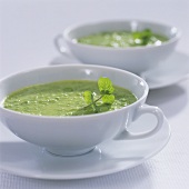Pea soup with mint