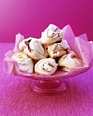 Meringues mit Himbeeren, Kokos und Mandeln