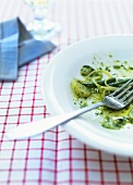 Spaghetti with pesto and green beans (leavings)
