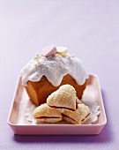 Mini Rührkuchen mit Zuckerguss und herzförmige Plätzchen