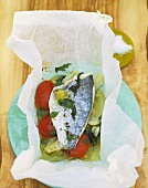 Seebarsch mit Tomaten-Fenchel-Gemüse im Pergamentpapier gegart