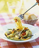 Pasta with artichokes and green asparagus