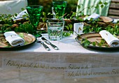 Tisch mit Birkenzweigen und Spruchband als Tischdeko