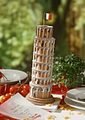 Gedeckter Tisch für italienisches Essen (Schiefer Turm von Pisa als Tischdeko)