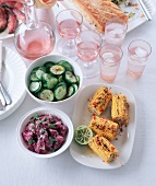 Gegrillte Maiskolben, Gurkensalat und Rote-Bete-Salat