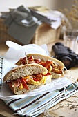 Sandwich mit Rührei, Bacon, gegrillter Paprika und Tomate