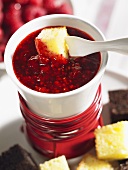 Raspberry fondue with cake