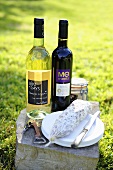 Weißwein, Rotwein und Salami für das Picknick