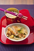 Maispoularde mit Ananas in Bananen-Curry-Sauce