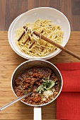 Sauce Bolognese mit Oregano und Spaghetti