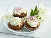 Elderflower cakes with cream