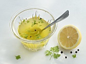 Sonnenblumenöl-Vinaigrette mit Kerbel und Zitronensaft