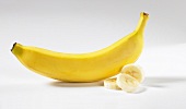 Eine Banane und Bananenscheiben