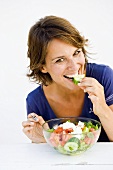 Junge Frau isst Salat