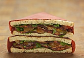 Gegrillte Sandwiches mit Hähnchen und Mangochutney
