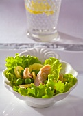 Blattsalat mit geräuchertem Hähnchenfleisch, Bananen & Erbsen