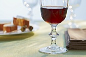 Rotweinglas, Servietten, Teller mit Oliven und Brot