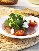 Thunfischcarpaccio mit Feldsalat, Frischkäse und Tomaten