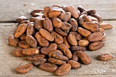 Viele Kakaobohnen auf Holzuntergrund