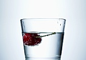 Kirsche im Wasserglas