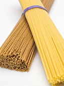 Ein Bündel Hartweizenspaghetti auf einem Bündel Vollkornspaghetti