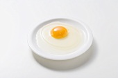Egg freshness test: a fresh egg has a well-rounded yolk