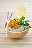 Garnelen-Mango-Salat auf Reisnudeln