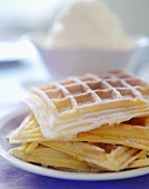 Waffeln, im Hintergrund Sahne