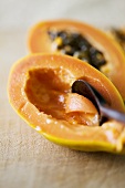 Hollowing out a papaya with a spoon