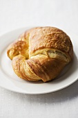 Croissant auf Teller