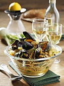 Spaghetti with mussels, white wine