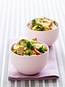 Fried noodles with chicken and vegetables