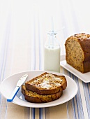 Bananen-Honig-Brot mit Butter, Flasche Milch