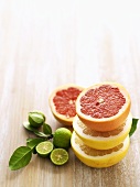 Halbierte Grapefruits und Limetten