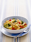 Penne with tuna, broccoli and tomatoes