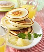 Small pancakes with compote