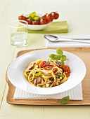 Tagliatelle mit Thunfisch und Gemüse