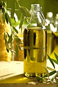 Eine Flasche Olivenöl