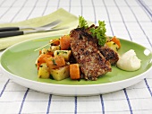 Isterband med äppelpytt (Sausages with carrots & apples, Sweden)